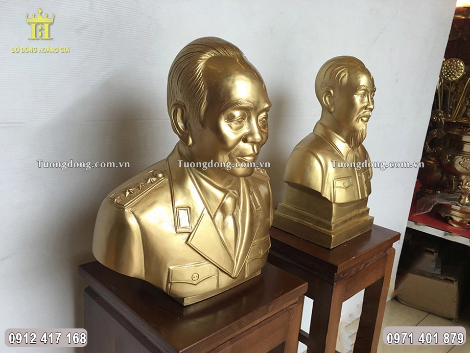 Hình ảnh nhìn nghiêng của cặp tượng đồng